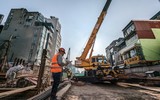 Nụ cười tươi rói của công nhân trên công trình trọng điểm làm xuyên tết ở Thủ đô