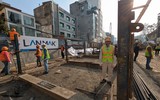 Nụ cười tươi rói của công nhân trên công trình trọng điểm làm xuyên tết ở Thủ đô