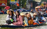 Suối Yến tấp nập đò qua lại trước ngày khai hội chùa Hương