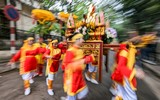 Màn quay kiệu độc đáo của nữ trung niên làng hoa lâu đời nhất nhì Thủ đô