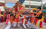 Màn quay kiệu độc đáo của nữ trung niên làng hoa lâu đời nhất nhì Thủ đô