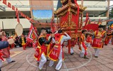 Màn quay kiệu độc đáo của nữ trung niên làng hoa lâu đời nhất nhì Thủ đô