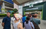 Người dân đội mưa lớn, xếp hàng chờ mua vàng miếng ở Hà Nội