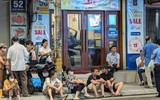 Người dân đội mưa lớn, xếp hàng chờ mua vàng miếng ở Hà Nội