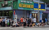 Người dân đội mưa lớn, xếp hàng chờ mua vàng miếng ở Hà Nội