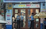 Người dân đội mưa lớn, xếp hàng chờ mua vàng miếng ở Hà Nội