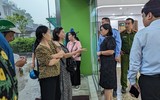 Người dân đội mưa lớn, xếp hàng chờ mua vàng miếng ở Hà Nội