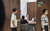 Người dân đội mưa lớn, xếp hàng chờ mua vàng miếng ở Hà Nội