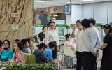 Người dân đội mưa lớn, xếp hàng chờ mua vàng miếng ở Hà Nội