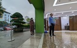 Người dân đội mưa lớn, xếp hàng chờ mua vàng miếng ở Hà Nội