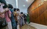 Người dân đội mưa lớn, xếp hàng chờ mua vàng miếng ở Hà Nội