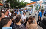 Sĩ tử Hà Nội cười rạng rỡ, phụ huynh thở phào khi kết thúc môn thi Ngữ văn