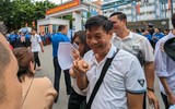 Sĩ tử Hà Nội cười rạng rỡ, phụ huynh thở phào khi kết thúc môn thi Ngữ văn