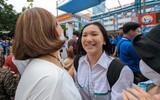 Sĩ tử Hà Nội cười rạng rỡ, phụ huynh thở phào khi kết thúc môn thi Ngữ văn