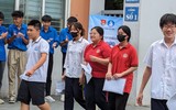 Sĩ tử Hà Nội cười rạng rỡ, phụ huynh thở phào khi kết thúc môn thi Ngữ văn