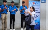 Sĩ tử Hà Nội cười rạng rỡ, phụ huynh thở phào khi kết thúc môn thi Ngữ văn