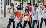 Sĩ tử Hà Nội cười rạng rỡ, phụ huynh thở phào khi kết thúc môn thi Ngữ văn