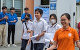 Sĩ tử Hà Nội cười rạng rỡ, phụ huynh thở phào khi kết thúc môn thi Ngữ văn
