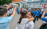 Sĩ tử Hà Nội cười rạng rỡ, phụ huynh thở phào khi kết thúc môn thi Ngữ văn