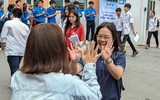 Sĩ tử Hà Nội cười rạng rỡ, phụ huynh thở phào khi kết thúc môn thi Ngữ văn
