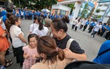 Sĩ tử Hà Nội cười rạng rỡ, phụ huynh thở phào khi kết thúc môn thi Ngữ văn