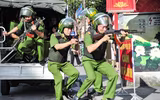 Xem Công an Hà Nội diễn tập trấn áp đối tượng cướp tiệm vàng, giải cứu con tin an toàn