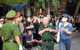 Hàng nghìn người viếng Tổng Bí thư Nguyễn Phú Trọng từ sáng sớm