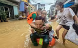 Ảnh: Nước lũ sông Hồng bắt đầu rút chậm, người dân Hà Nội chuẩn bị dọn dẹp nhà cửa