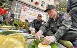 Cận cảnh đơn vị tuyến đầu của Công an Hà Nội thi gói bánh chưng vui đón Tết ở đơn vị