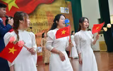 Cái bắt tay đặc biệt giữa người cựu binh 50 năm trước với thế hệ trẻ Công an Thủ đô hôm nay