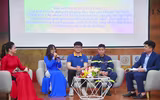 Cái bắt tay đặc biệt giữa người cựu binh 50 năm trước với thế hệ trẻ Công an Thủ đô hôm nay