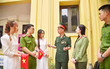 Cái bắt tay đặc biệt giữa người cựu binh 50 năm trước với thế hệ trẻ Công an Thủ đô hôm nay