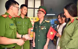 Cái bắt tay đặc biệt giữa người cựu binh 50 năm trước với thế hệ trẻ Công an Thủ đô hôm nay