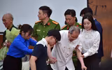 Cái bắt tay đặc biệt giữa người cựu binh 50 năm trước với thế hệ trẻ Công an Thủ đô hôm nay