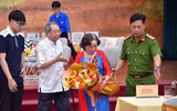 Cái bắt tay đặc biệt giữa người cựu binh 50 năm trước với thế hệ trẻ Công an Thủ đô hôm nay