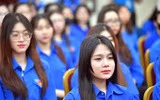 Cái bắt tay đặc biệt giữa người cựu binh 50 năm trước với thế hệ trẻ Công an Thủ đô hôm nay
