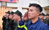 Cái bắt tay đặc biệt giữa người cựu binh 50 năm trước với thế hệ trẻ Công an Thủ đô hôm nay