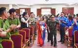Cái bắt tay đặc biệt giữa người cựu binh 50 năm trước với thế hệ trẻ Công an Thủ đô hôm nay
