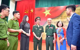 Cái bắt tay đặc biệt giữa người cựu binh 50 năm trước với thế hệ trẻ Công an Thủ đô hôm nay