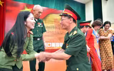 Cái bắt tay đặc biệt giữa người cựu binh 50 năm trước với thế hệ trẻ Công an Thủ đô hôm nay