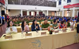 Cái bắt tay đặc biệt giữa người cựu binh 50 năm trước với thế hệ trẻ Công an Thủ đô hôm nay