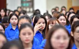 Cái bắt tay đặc biệt giữa người cựu binh 50 năm trước với thế hệ trẻ Công an Thủ đô hôm nay