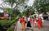 Người Hà Nội tự hào mang cờ Tổ quốc tô điểm phố phường rực rỡ