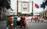 Người Hà Nội tự hào mang cờ Tổ quốc tô điểm phố phường rực rỡ