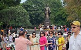 Người Hà Nội tự hào mang cờ Tổ quốc tô điểm phố phường rực rỡ