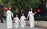Người Hà Nội tự hào mang cờ Tổ quốc tô điểm phố phường rực rỡ
