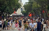 Người Hà Nội tự hào mang cờ Tổ quốc tô điểm phố phường rực rỡ