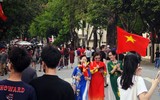 Người Hà Nội tự hào mang cờ Tổ quốc tô điểm phố phường rực rỡ