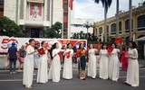 Người Hà Nội tự hào mang cờ Tổ quốc tô điểm phố phường rực rỡ
