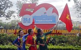 Người Hà Nội tự hào mang cờ Tổ quốc tô điểm phố phường rực rỡ
